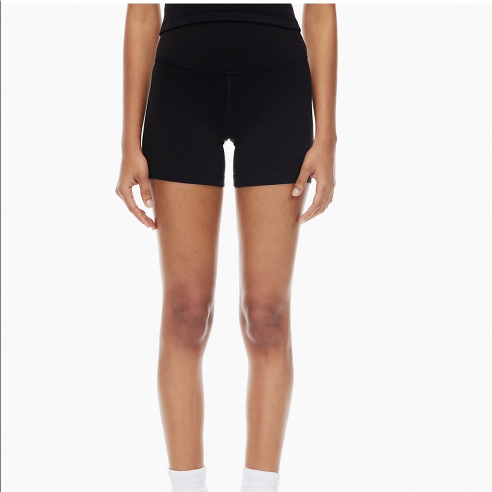 TnaBUTTER™ Cheeky Hi-Rise 5" Short. Aritzia. Size M. Never worn!
